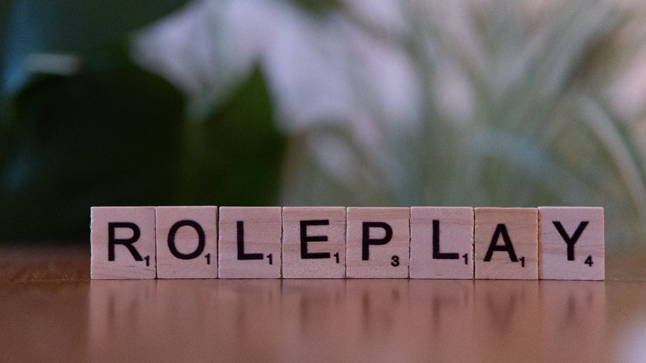 Drewniane litery układające się w angielskie słowo roleplay