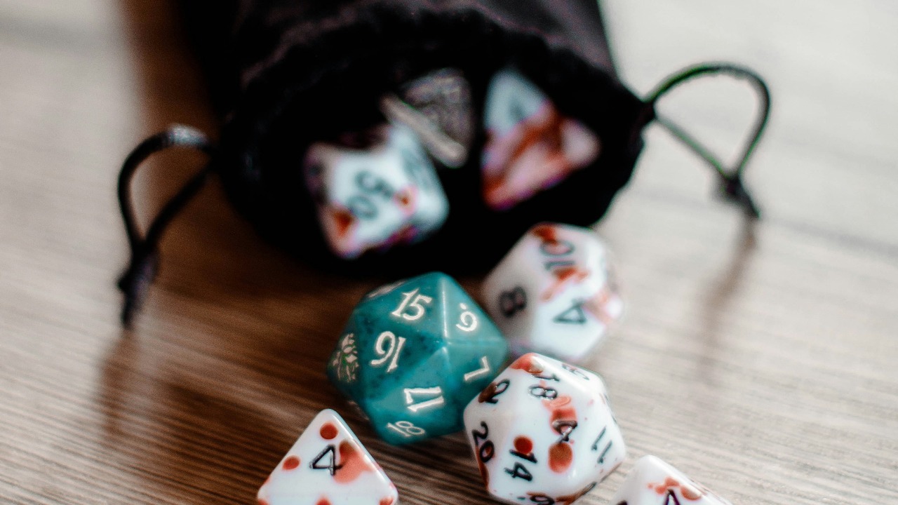 Kości do RPG wysypane z worka