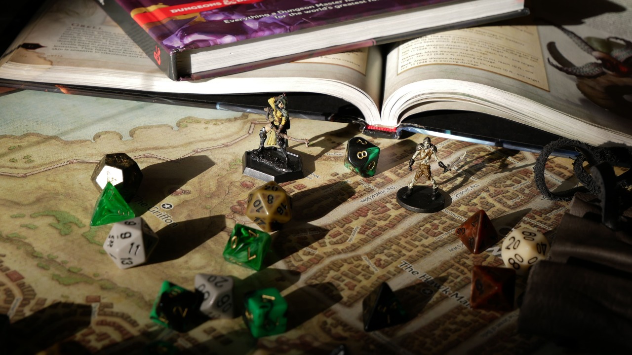 Kości i podręczniki do RPG na stole